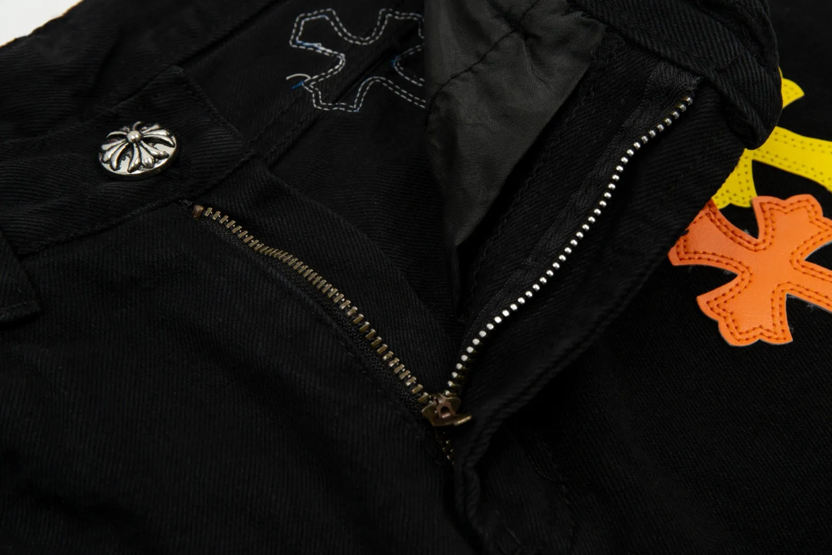 KE922#P180 The only correct leather label version on the market Chrome Hearts CH Cross embroidery distressed jeans Top ceiling quality 100% correct version The correct version is here!  Believe me this must be the best quality you will ever come across! ! Excellent value for money! !  Styles with different washes and textures are very friendly to people with thin legs and thick legs. The straight version is very flattering to the shape of the legs. The moderate length is timeless and easy to match. It is the basis of various styles and a must-have in the wardrobe! ! Add a little stacking to easily control the clean fit trend that has exploded this year. The fabric is stiff but also makes the upper body soft without losing texture. The sides and cuffs of some styles have a bone-wash effect. The vintage flavor pops up all at once. It’s really hard not to love it! ✅Correctly customize the Croxin metal leather label on the back panel. It is not sold directly with the cross on the finished jeans. 1:1 copying strives for excellence and the details are perfectly grasped. ✅The cross leather label is clear and smooth. Exquisite turning top craftsmanship. ✅Buttons, zippers and hardware are all customized versions of the Croxin LOGO. ✅High-cost washing process. Size: 28 30 32 34 36 (5 sizes)